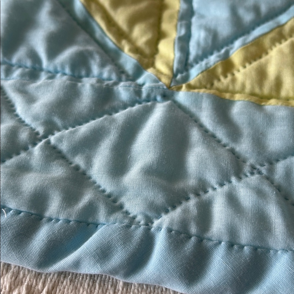Crib quilt, handmade and hand quilted - Picture 4 of 6